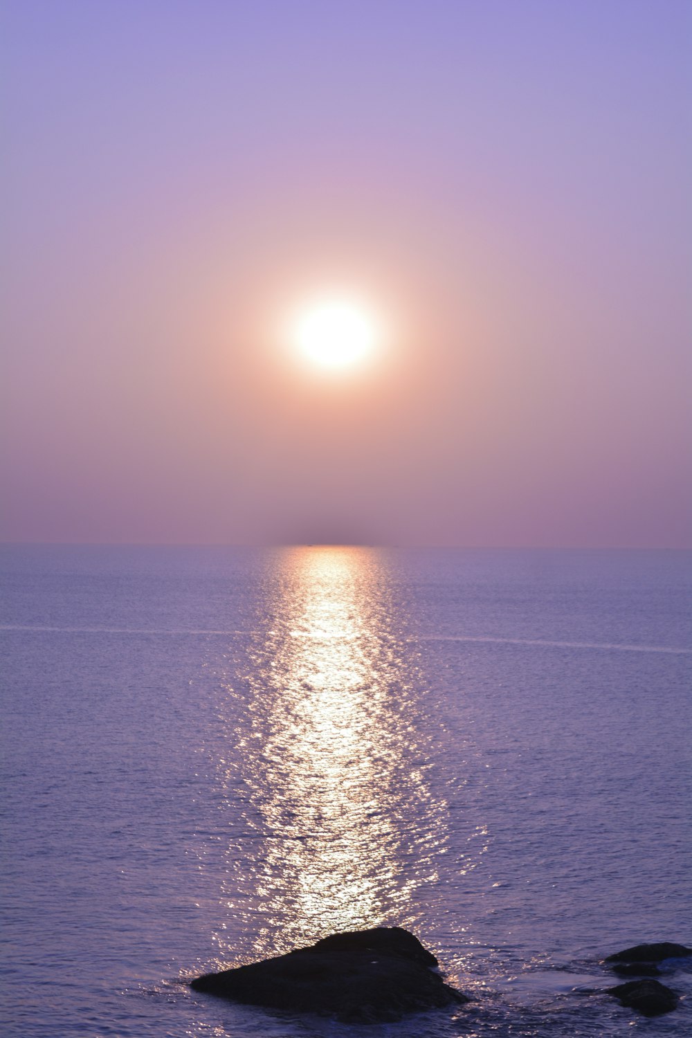 specchio d'acqua durante il tramonto