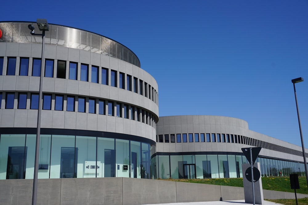 Bâtiment en béton gris sous le ciel bleu pendant la journée