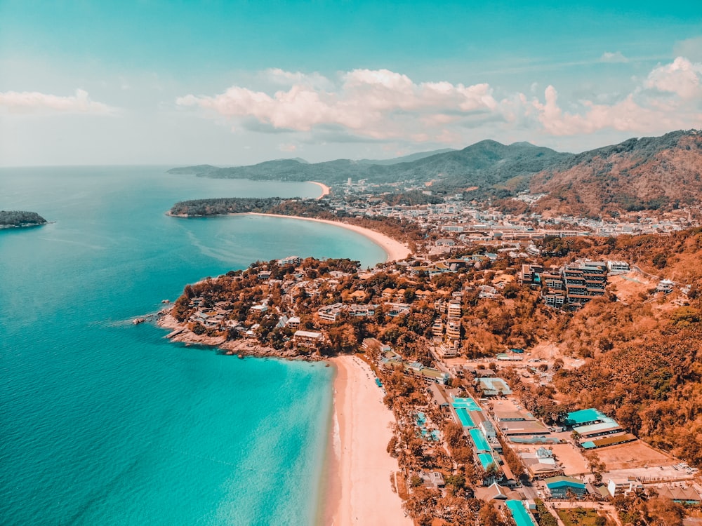 Vista aérea de la ciudad cerca del cuerpo de agua durante el día