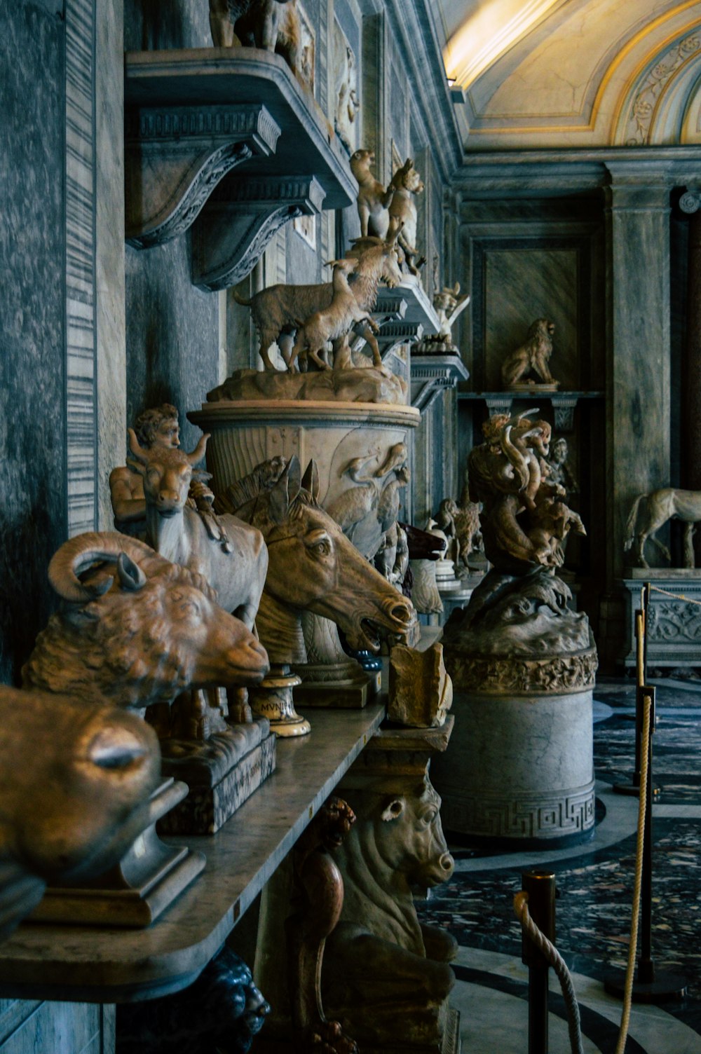 Figurine d’éléphant en or sur table en bois marron