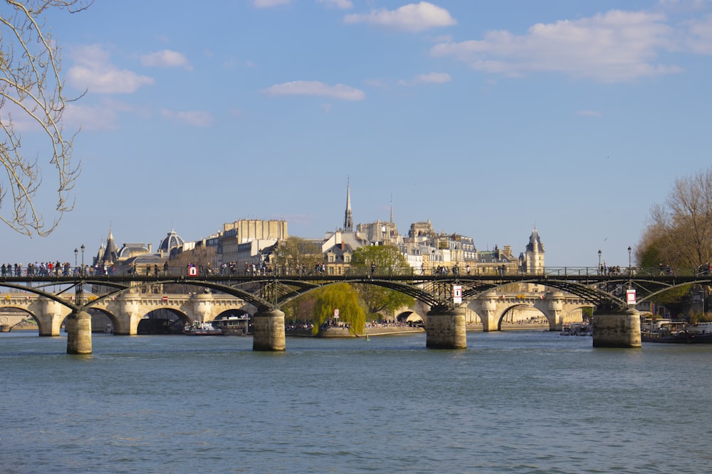 Pont en béton blanc sur la mer bleue sous le ciel bleu pendant la journée