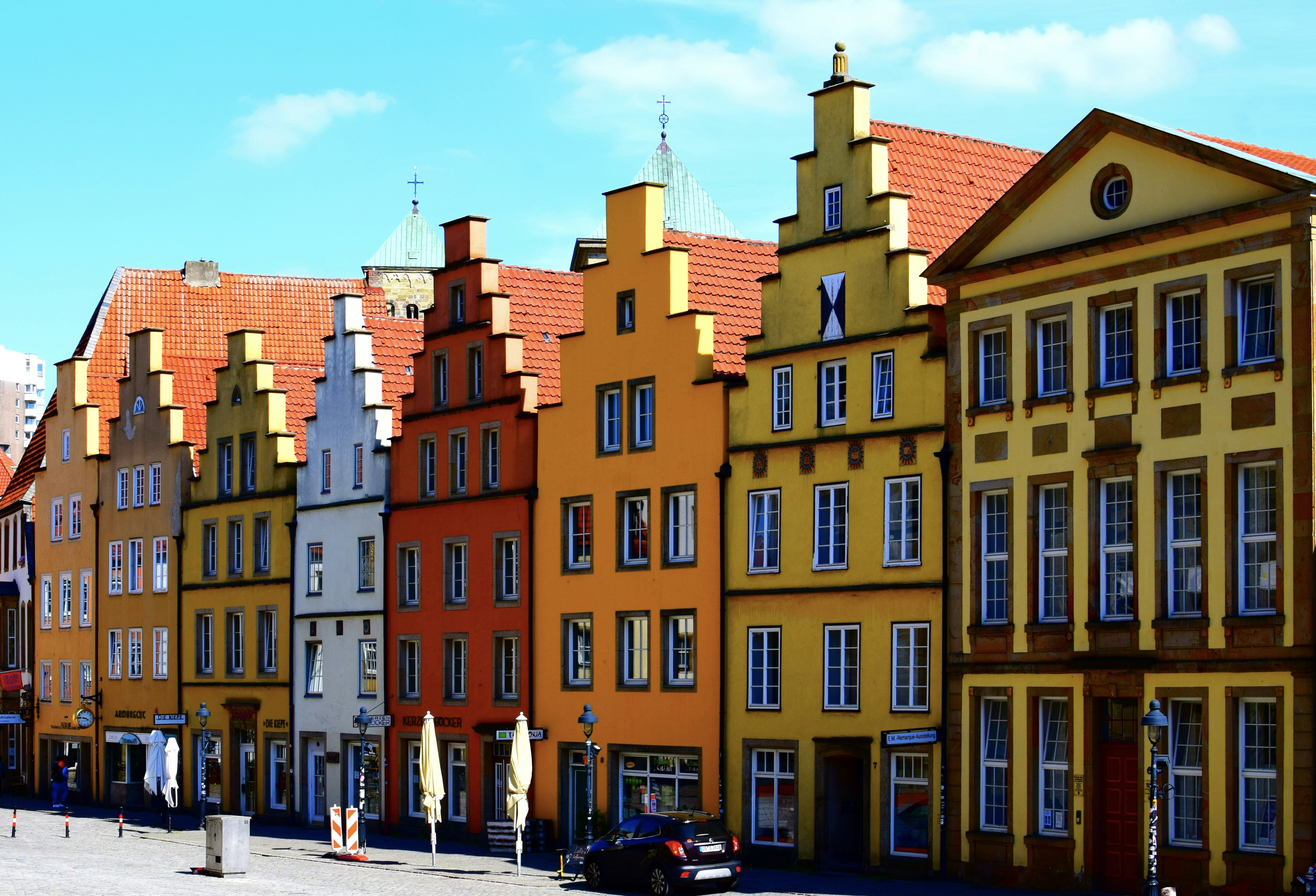 Auto parcheggiate di fronte all'edificio in cemento marrone durante il giorno