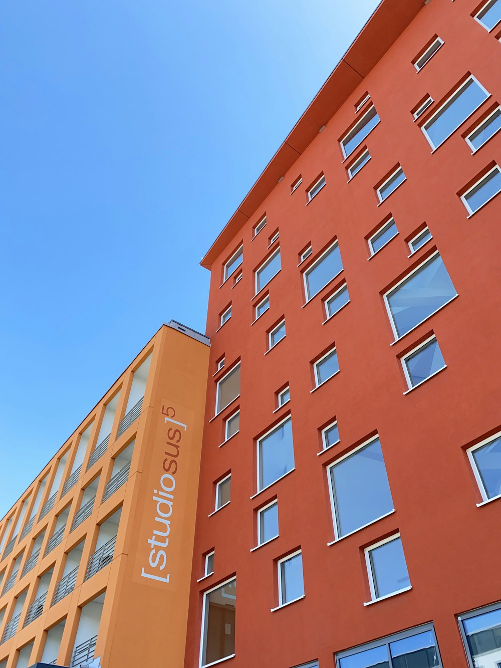 Braunes Betongebäude unter blauem Himmel tagsüber