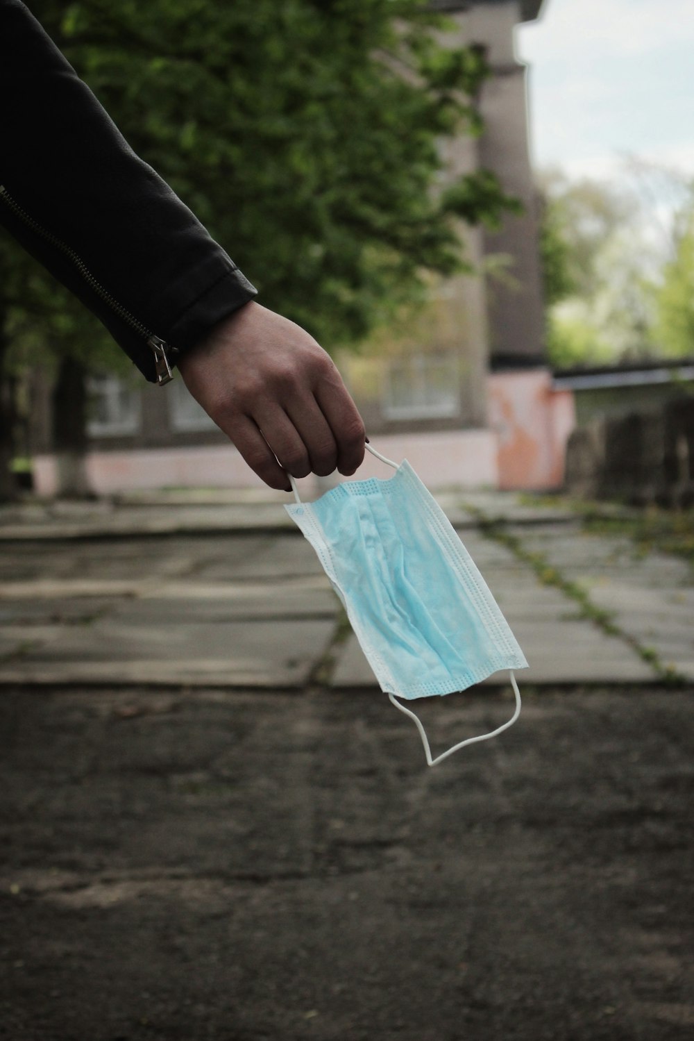 Person mit blauer Plastikpackung