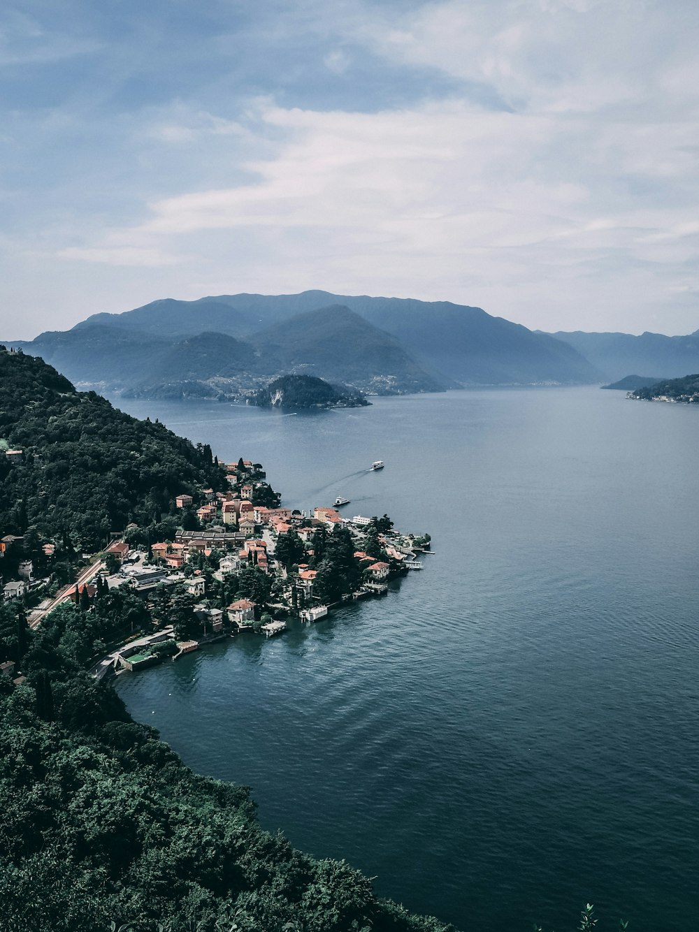 Veduta aerea della città vicino allo specchio d'acqua durante il giorno