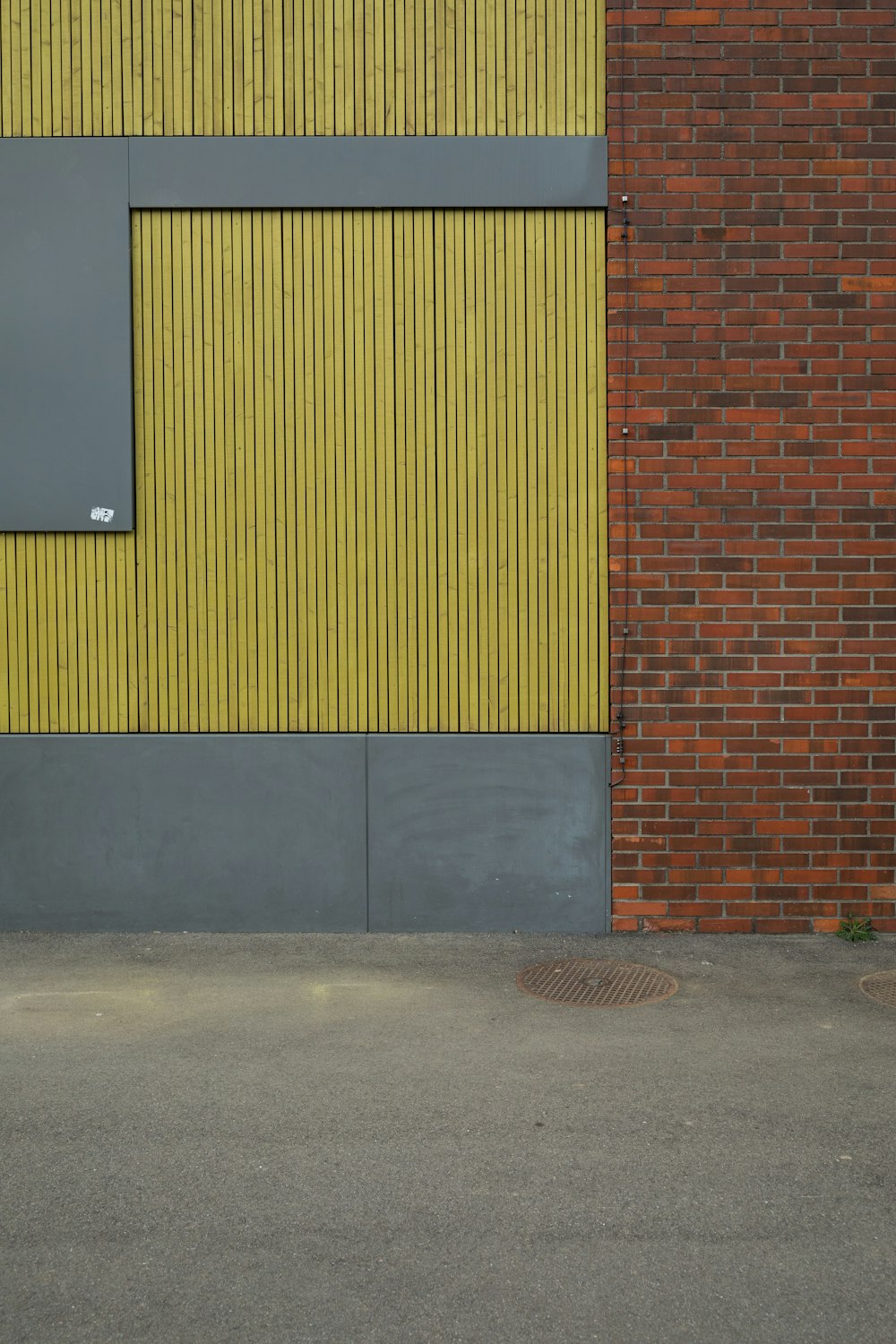 parede de tijolos amarelos e castanhos