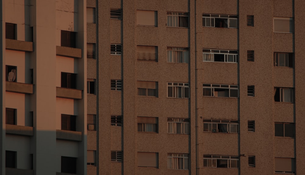 edificio in cemento marrone durante il giorno