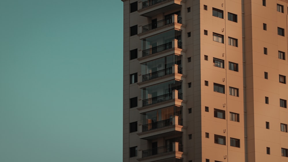 edificio in cemento marrone sotto il cielo blu durante il giorno