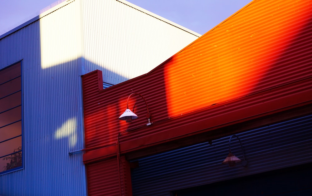 blaues und orangefarbenes Gebäude unter blauem Himmel tagsüber
