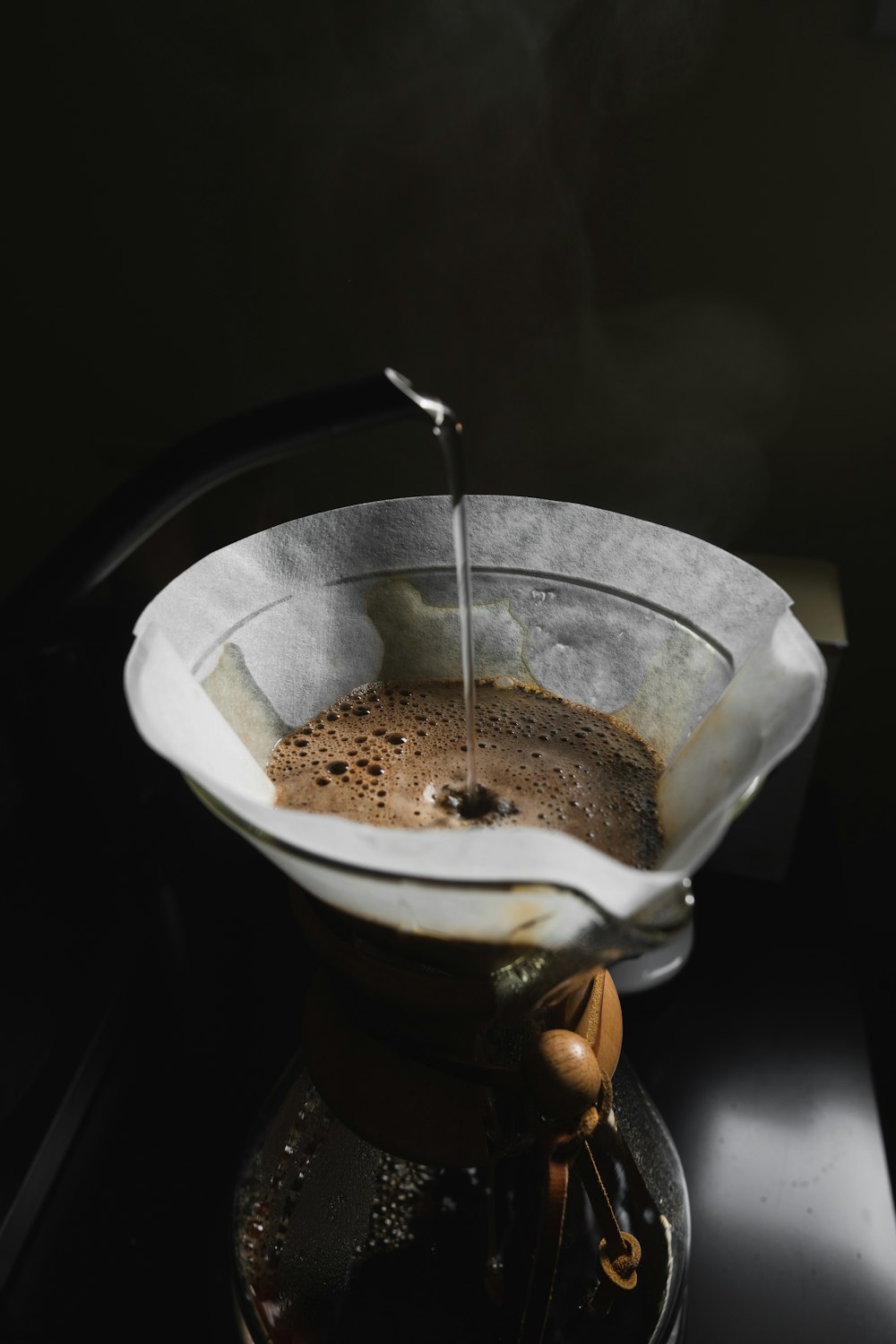 liquide blanc et brun dans une tasse en acier inoxydable