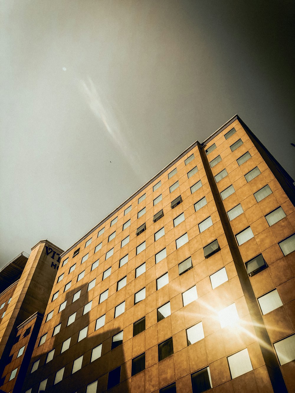 edificio in cemento marrone sotto il cielo blu