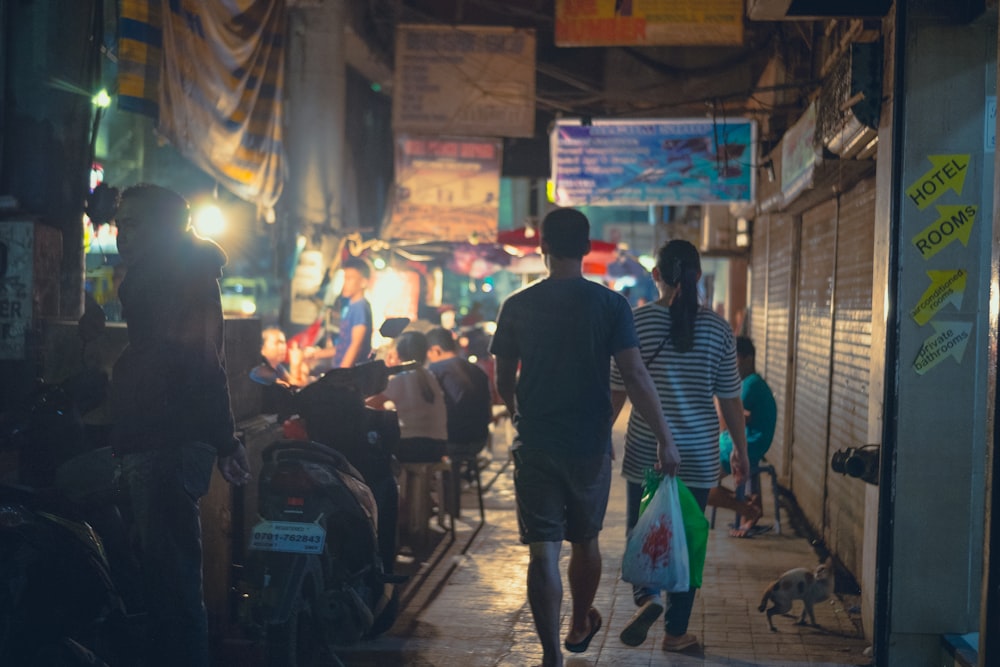 Personas que caminan por la calle durante la noche