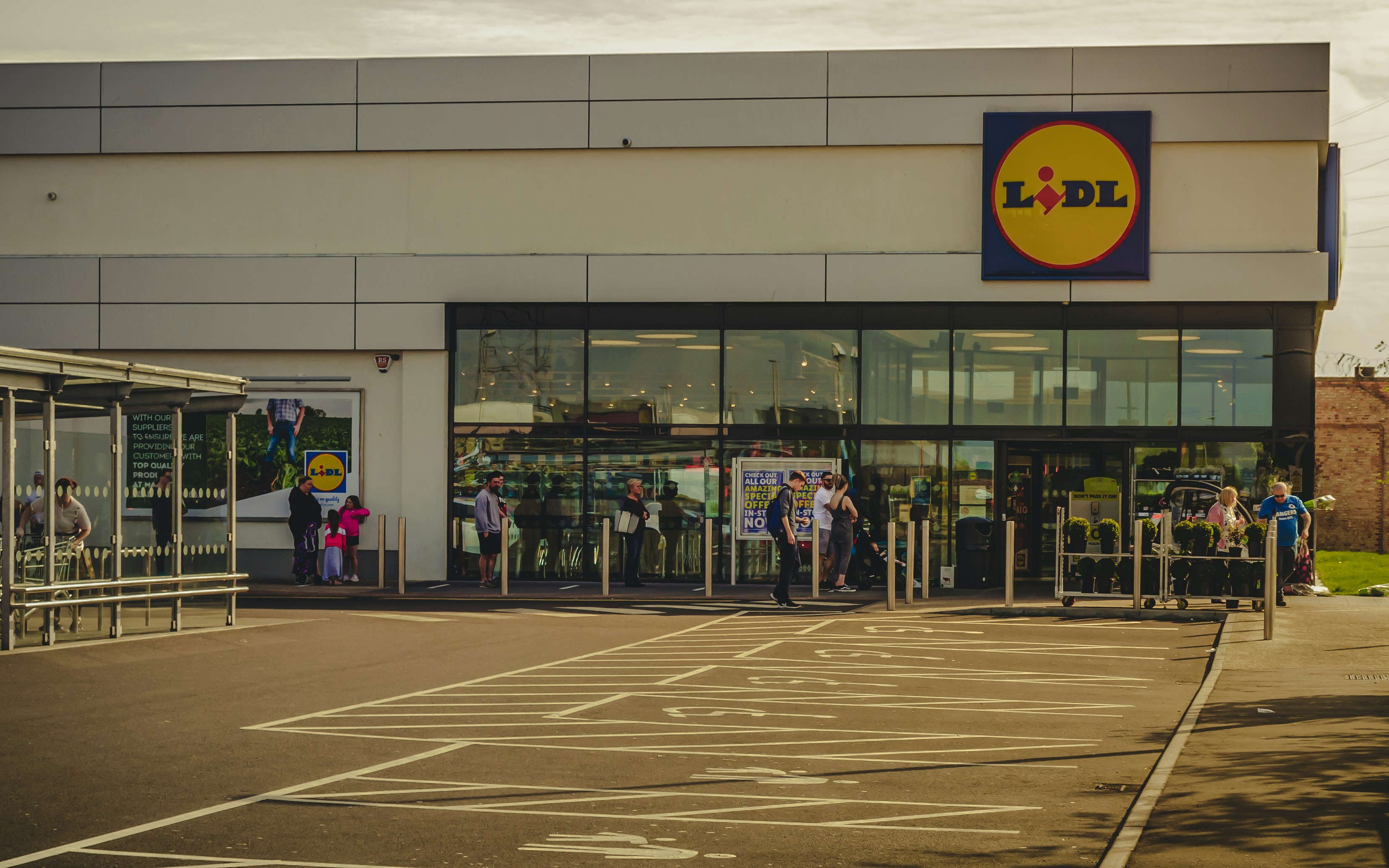 lidl nyitvatartás pesterzsébet eladó