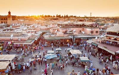 Place Jemaa el-Fna à Marrakech pendant la saison idéale
