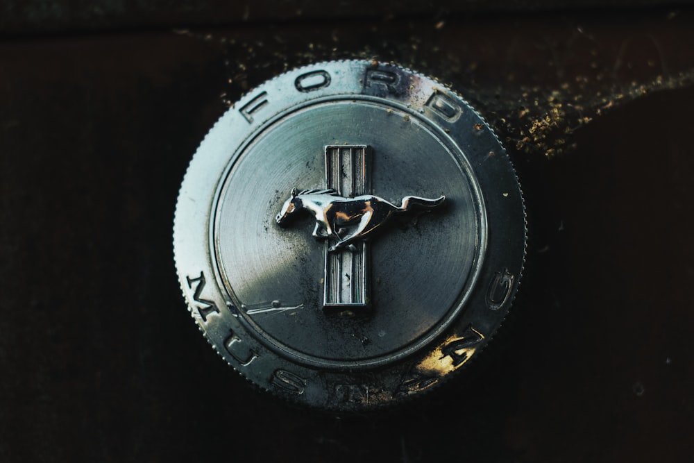 Silberne runde Münze mit schwarzem Kreuz