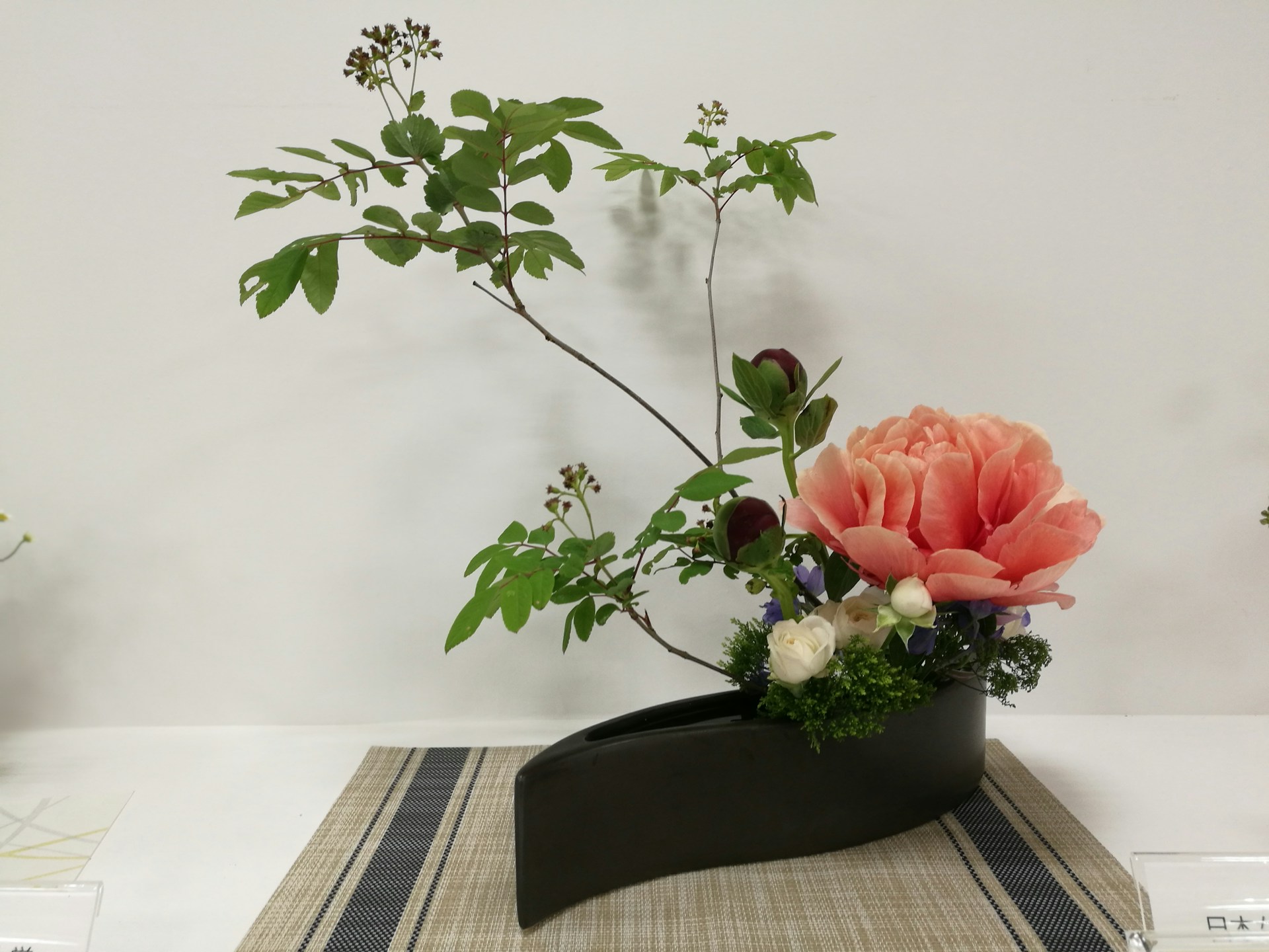 gray computer monitor