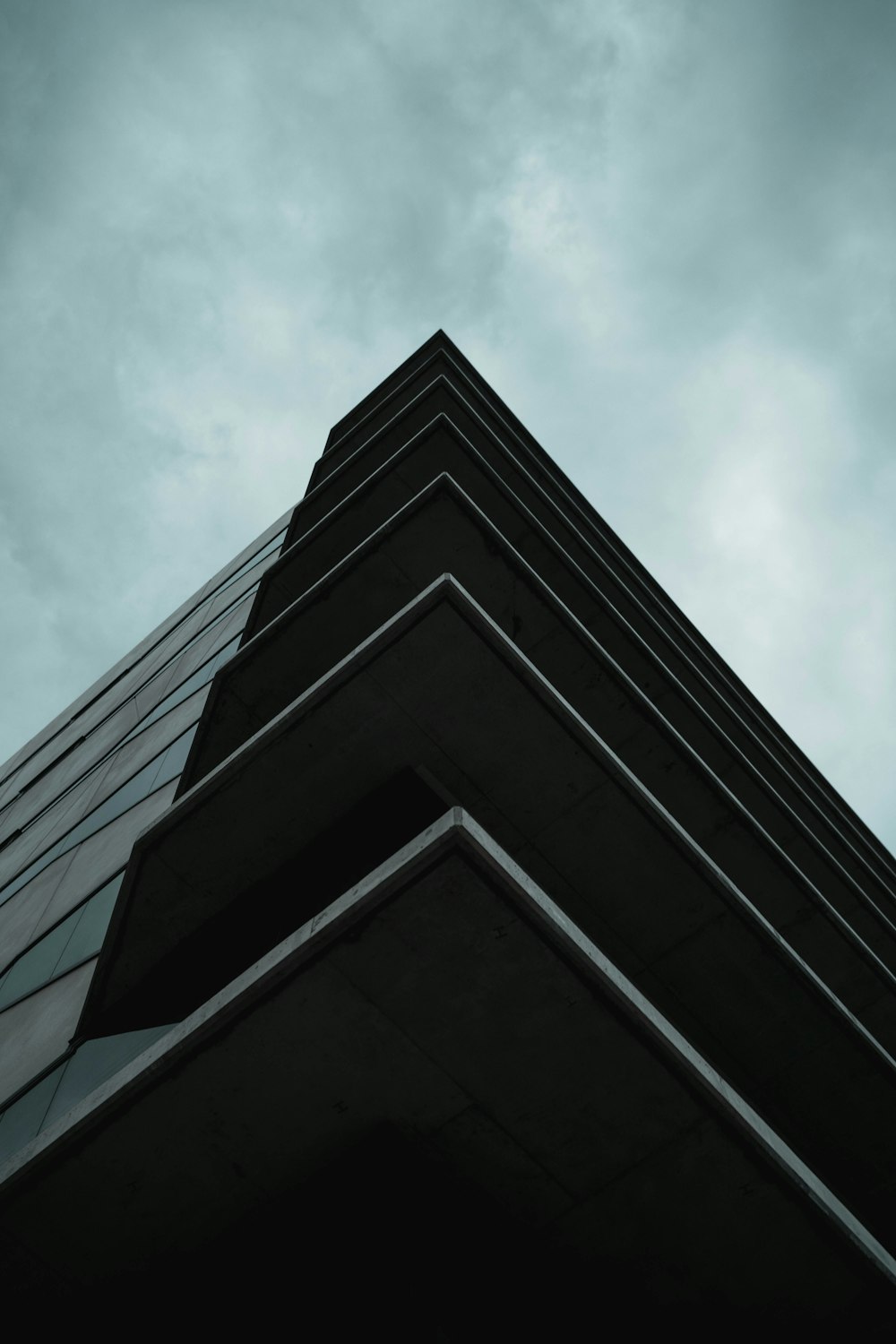 낮에는 푸른 하늘 아래 회색 콘크리트 건물