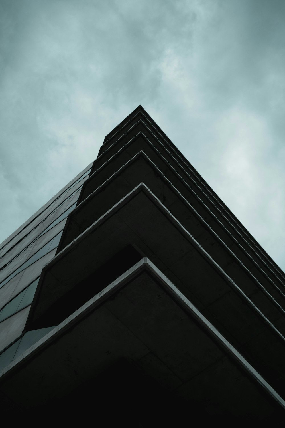 Edificio de hormigón gris bajo el cielo azul durante el día