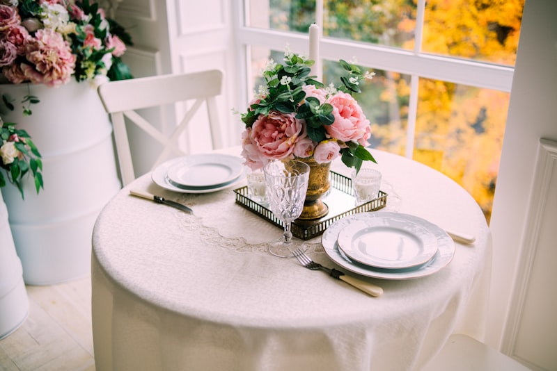 Intieme tafelstyling met bloemen en kristallen glazen