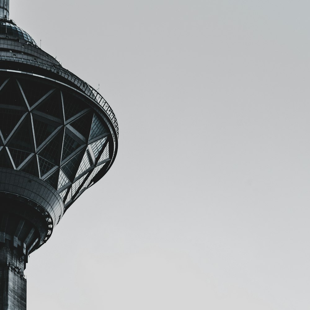 Schwarz-Weiß-Turm unter weißem Himmel