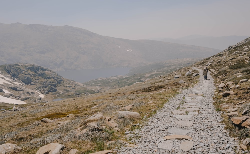 Graue felsige Straße in der Nähe von Brown Mountains tagsüber