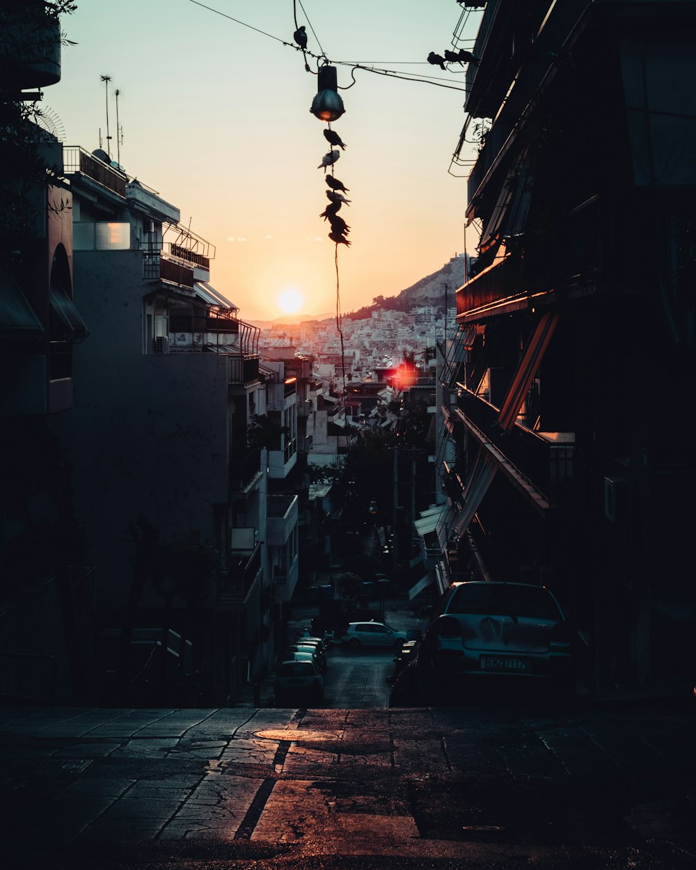 luz de rua acesa durante a noite