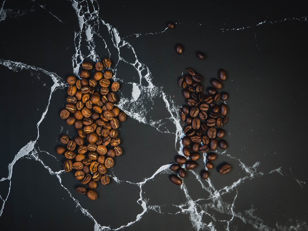 chicchi di caffè marroni su superficie nera