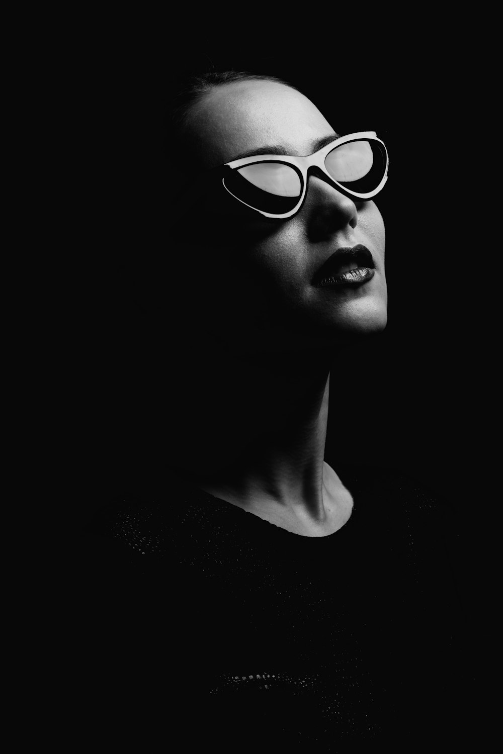 黒いフレームの眼鏡をかけた女性