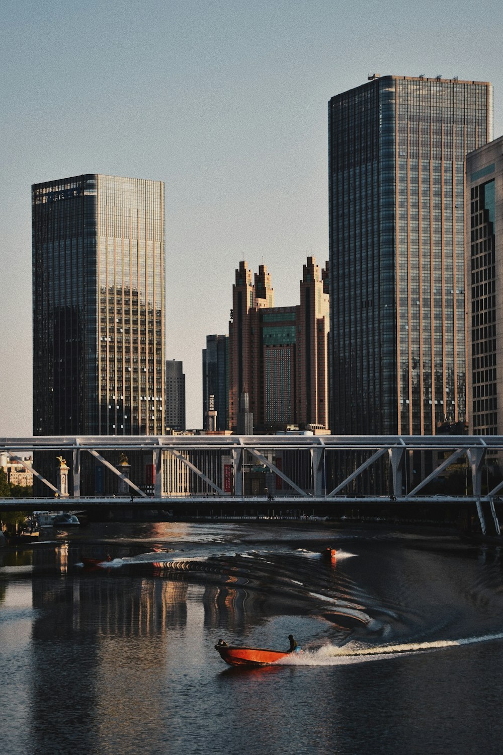 Skyline der Stadt bei Nacht