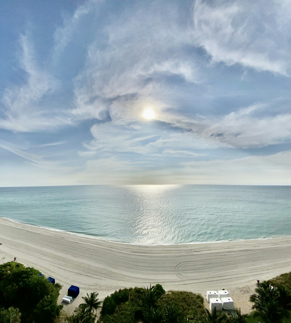 weißer und blauer Himmel über dem Gewässer