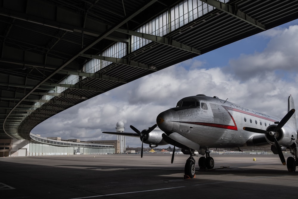 Schwarz-Weiß-Flugzeug am Flughafen tagsüber