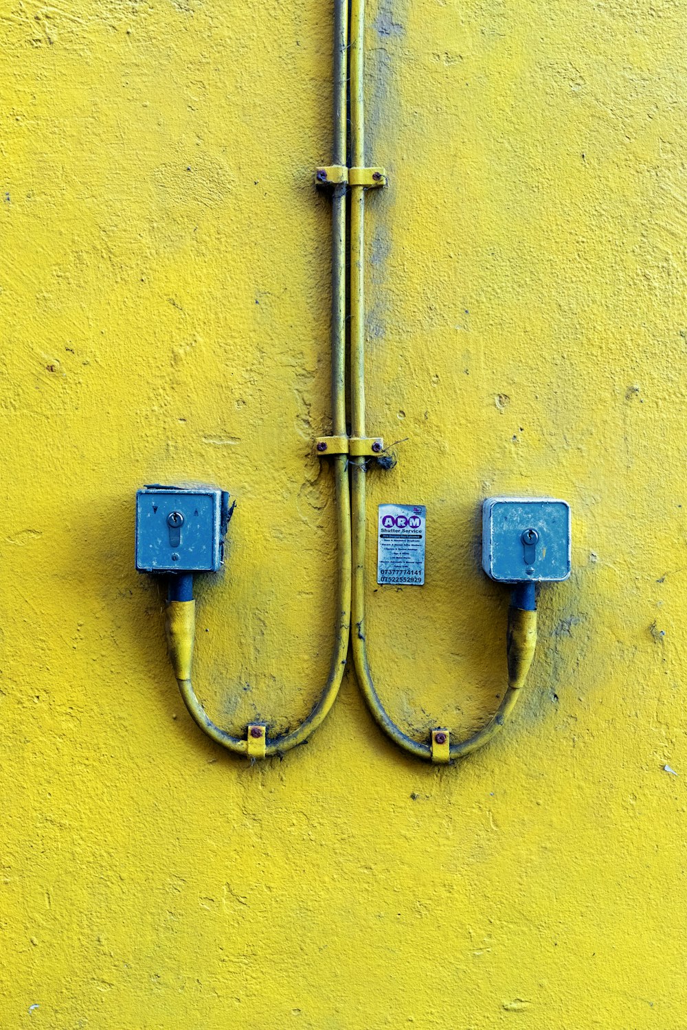파란색과 노란색 강�철 자물쇠