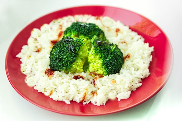 Kalkoenhaasjes met witte rijst en broccoli — receptfoto