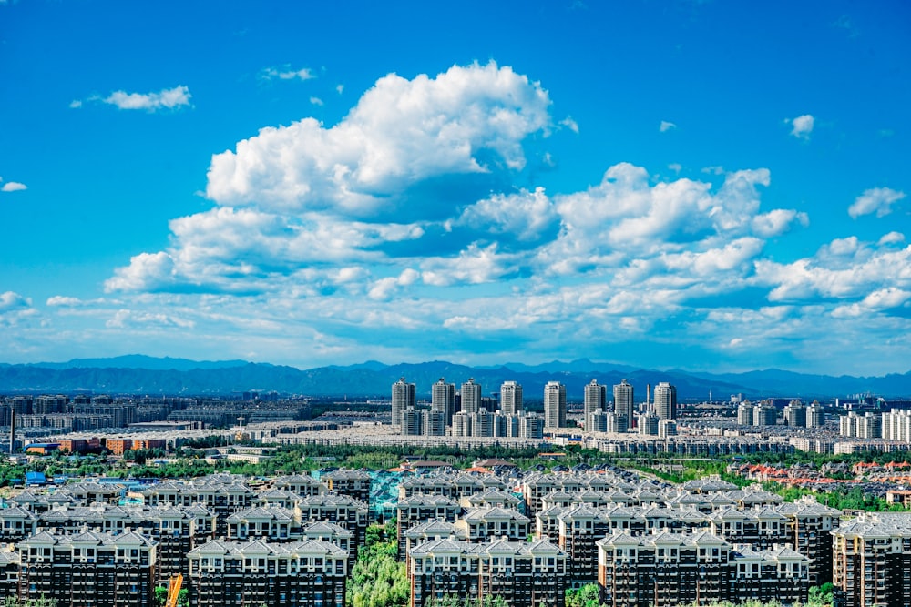 skyline della città sotto il cielo blu e le nuvole bianche durante il giorno