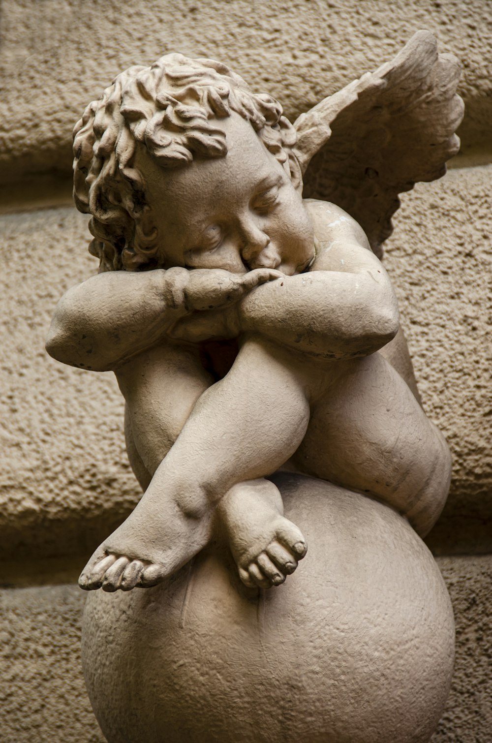 estatua de hormigón gris de un hombre