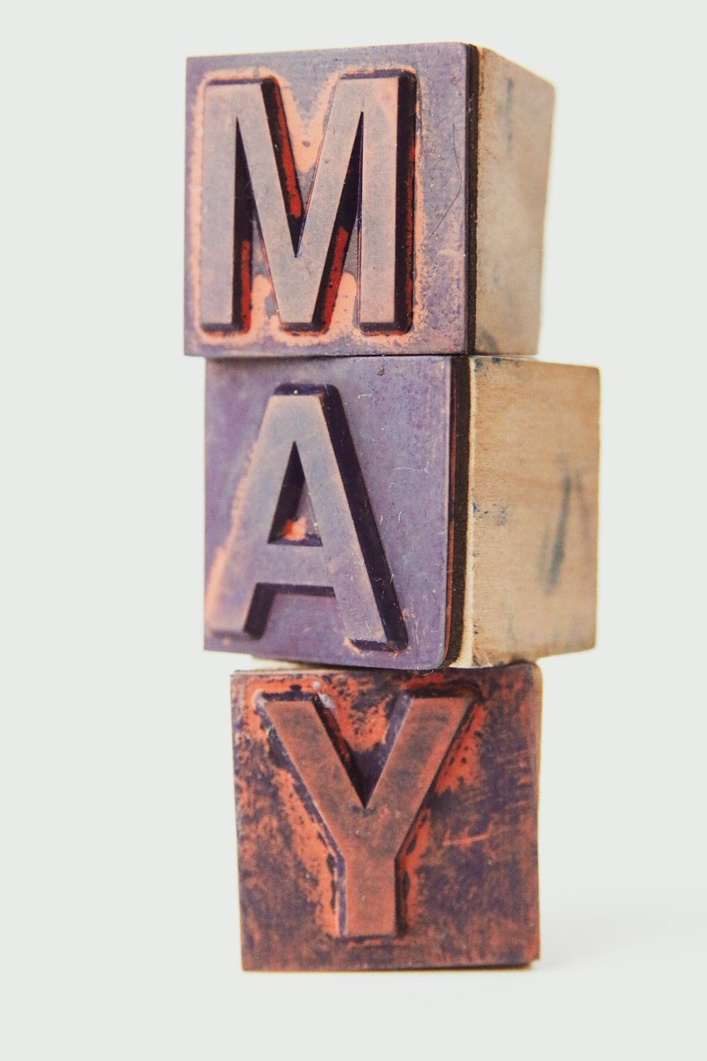 Decoración de pared con letras M marrones y blancas