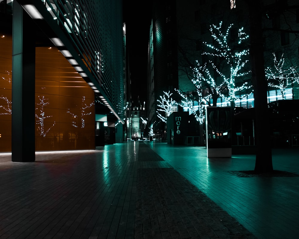 Personas caminando por pasillos con luces encendidas durante la noche