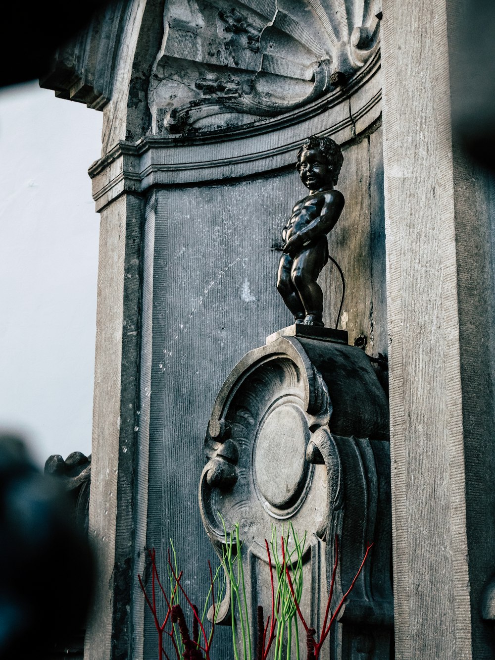 pomo de puerta de latón en puerta de madera marrón