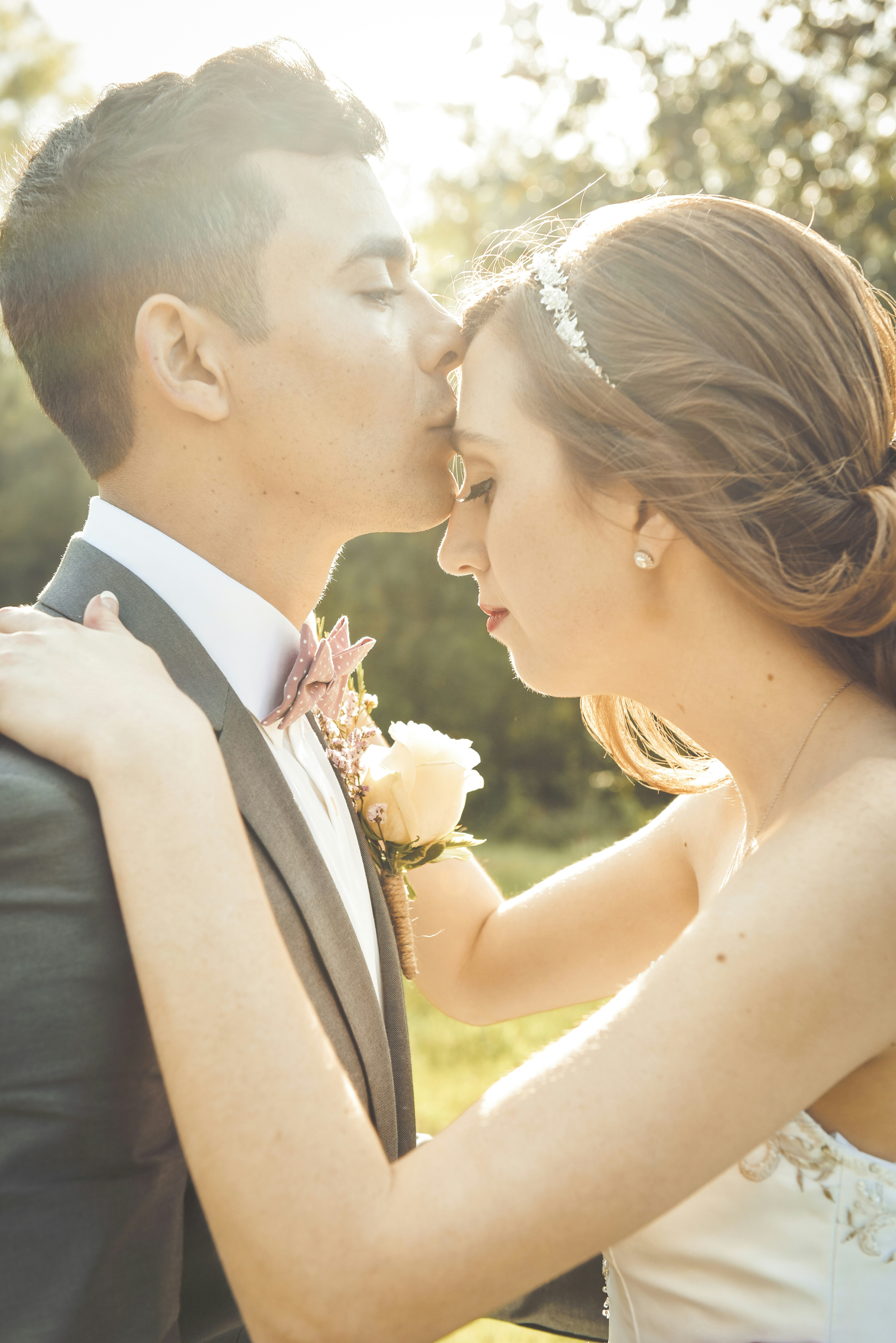 黒いスーツを着た男性が白いウェディング ドレスを着た女性にキスの写真 Unsplashで見つける衣服の無料写真