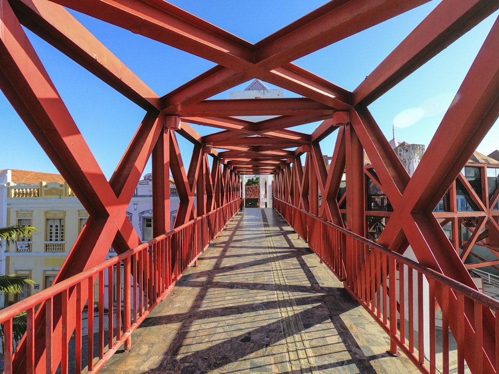 Puente de madera marrón bajo el cielo azul durante el día