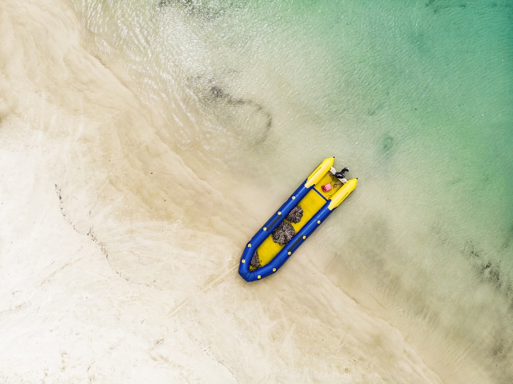 kayak giallo e blu sull'acqua