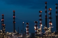 Impianto industriale illuminato – Abbigliamento da lavoro e DPI per industria pesante su Cagiancona.