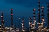 Impianto industriale illuminato – Abbigliamento da lavoro e DPI per industria pesante su Cagiancona.