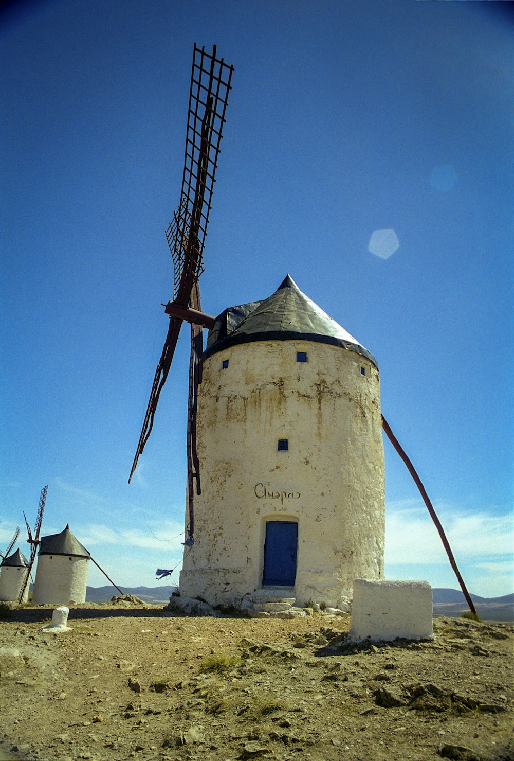 Bâtiment en béton brun sous le ciel bleu pendant la journée