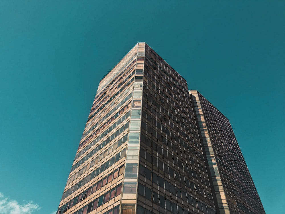 edificio in cemento grigio sotto il cielo blu durante il giorno