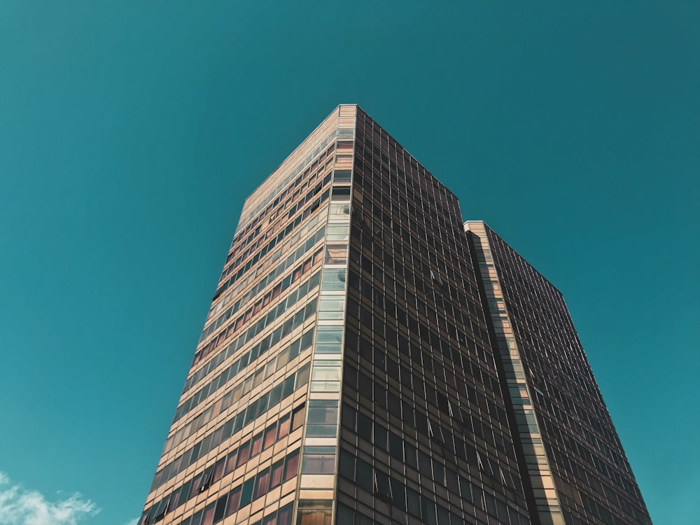 edifício de concreto cinza sob o céu azul durante o dia