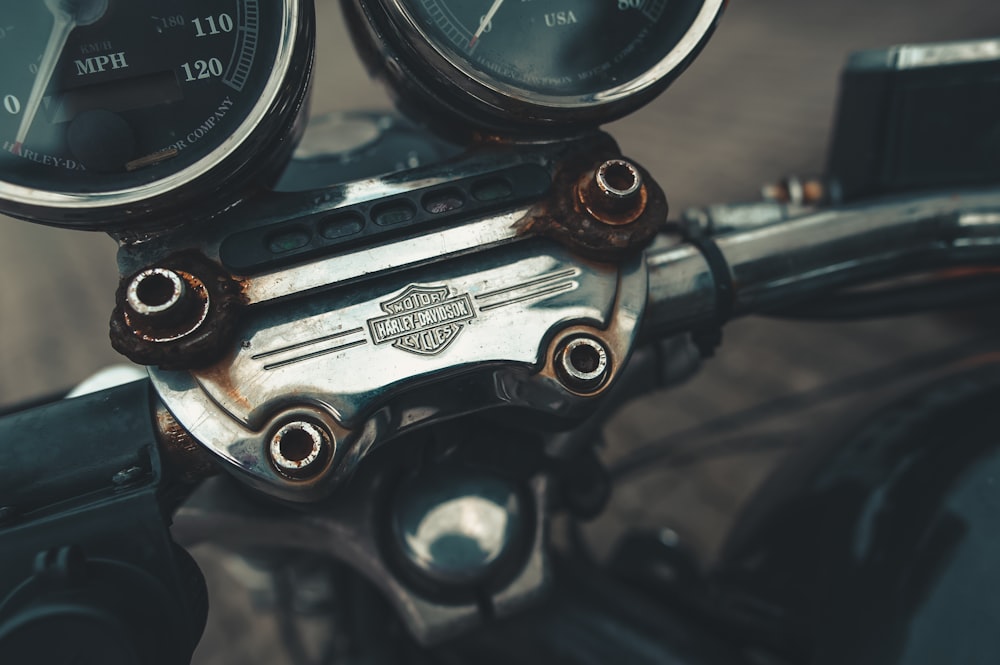 black and silver motorcycle speedometer