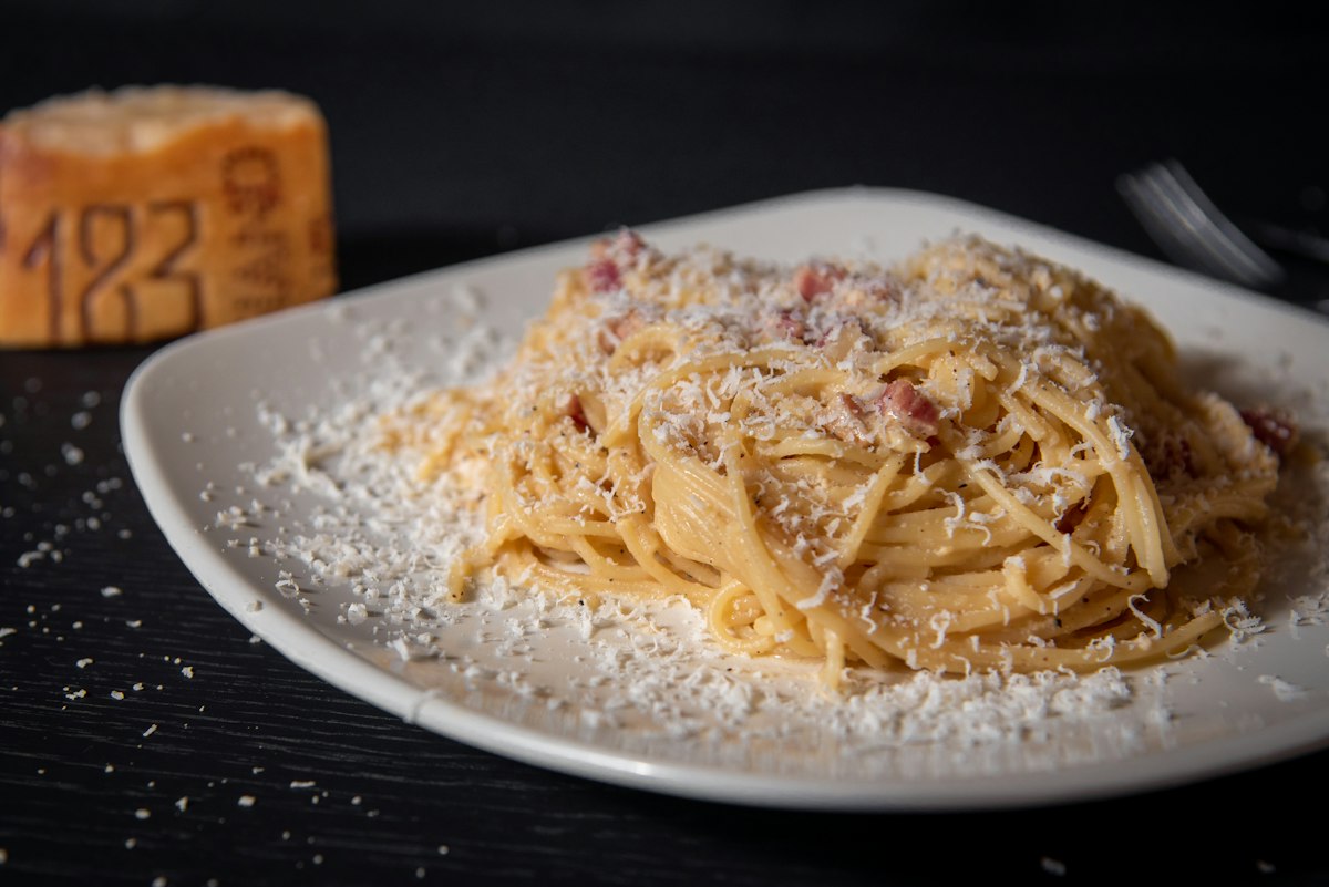 Un piatto di spaghetti alla carbonara con guanciale e pecorino