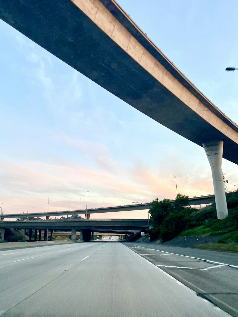 Graue Betonbrücke unter blauem Himmel tagsüber