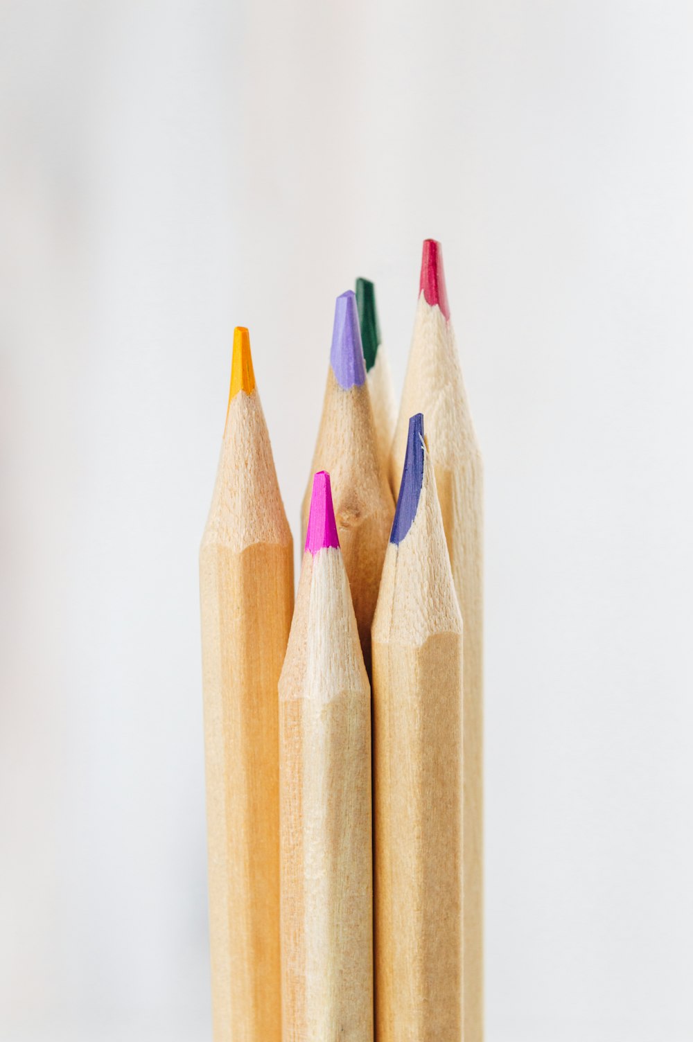 crayon en bois brun sur surface blanche